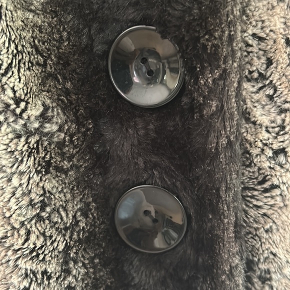 FAUX FUR Vest Cap sleeve & 3 Buttons 🇨🇦 design BLACK/Neutral US M EUC - Picture 8 of 11